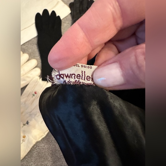 Vintage set of hand stitched leather and suede gloves. Size 6-7. - Picture 6 of 10